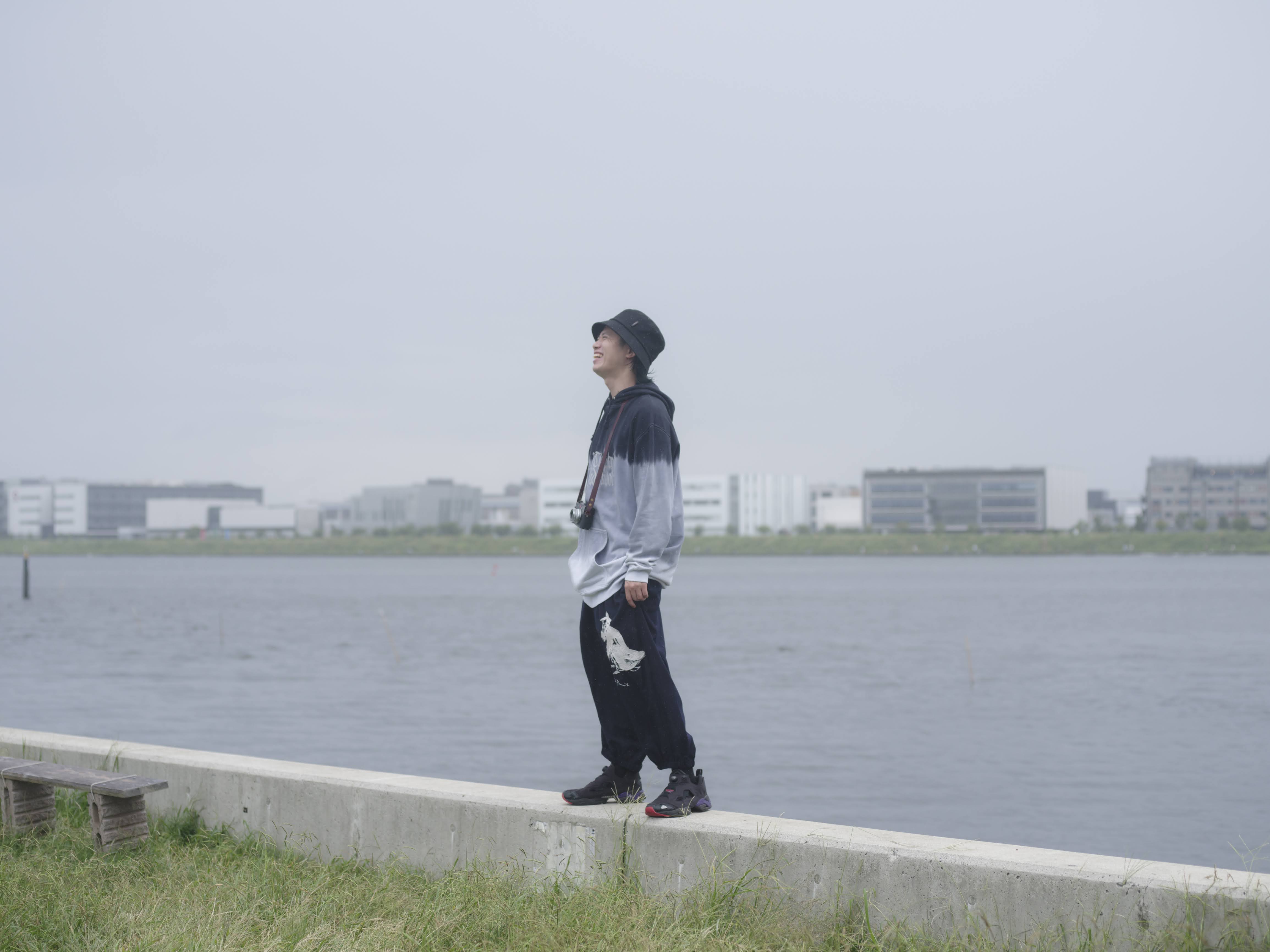 川辺に立つ森川亮太
